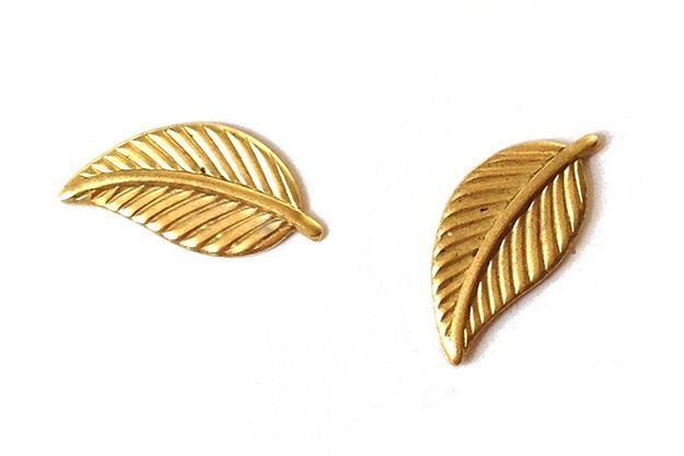 Leaf stud earrings
