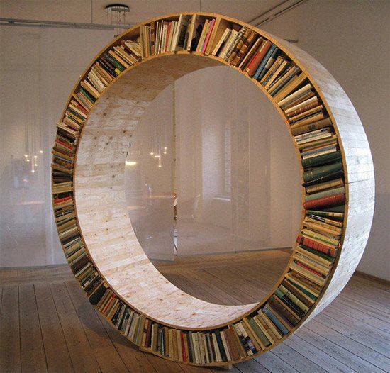Vertical circular bookshelf