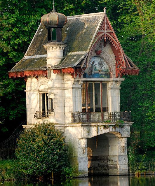 Extreme docks and boathouses