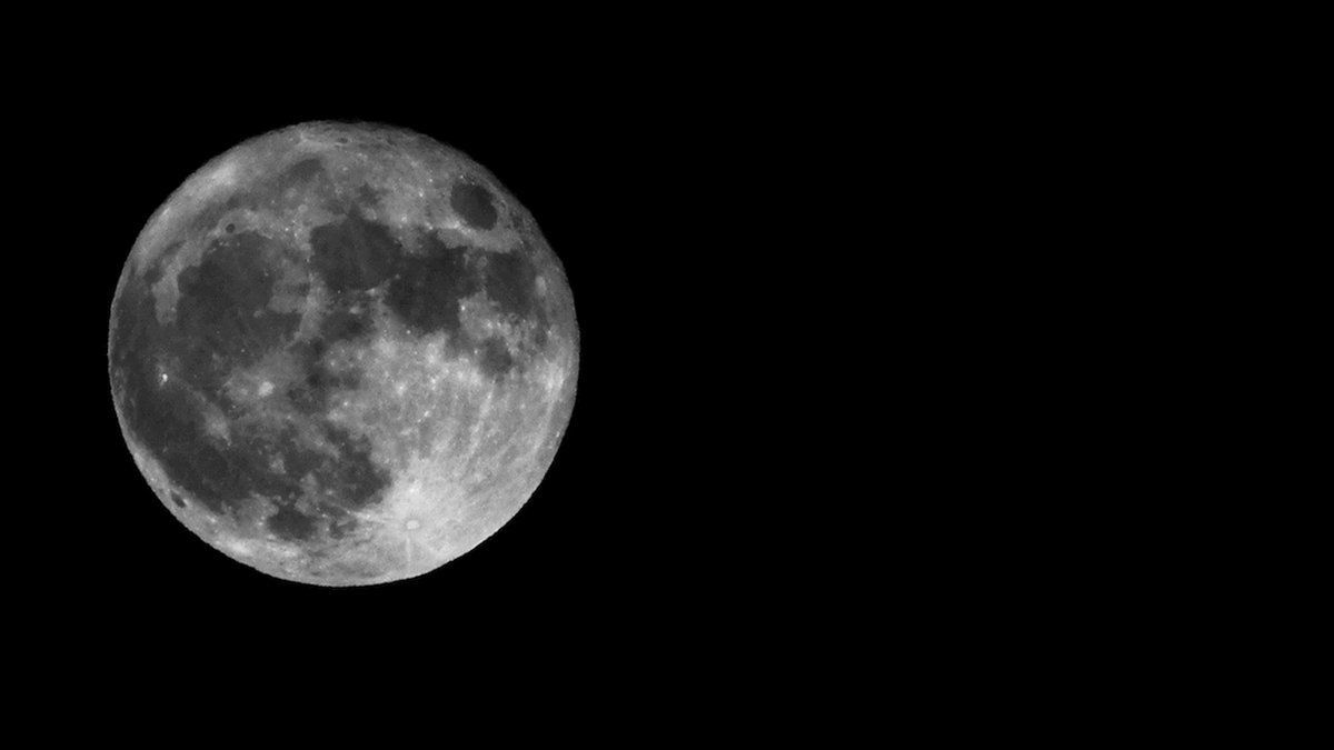 clear shot of the moon