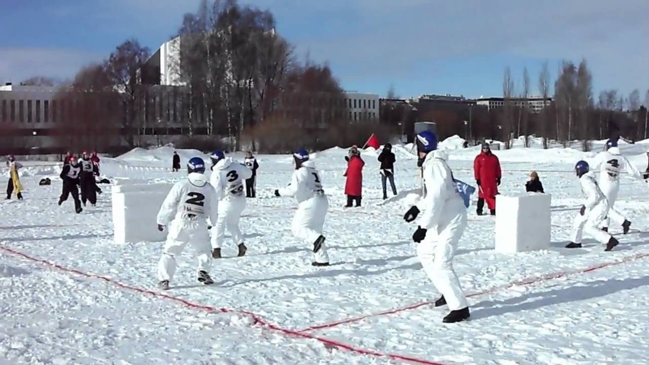 Teams on a snowy field playing Yukigassen