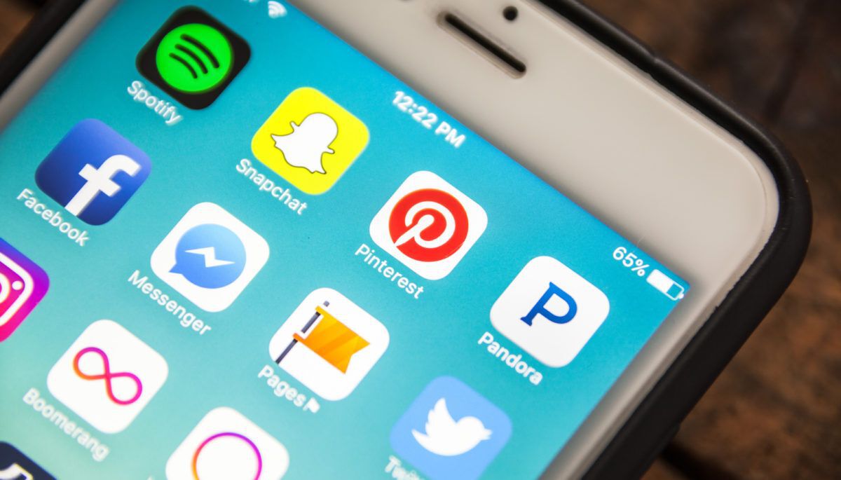 smartphone-screen-with-apps