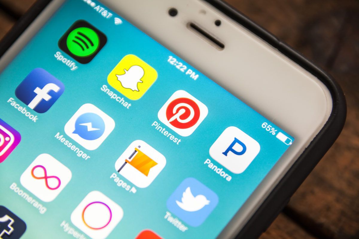 smartphone-screen-with-apps