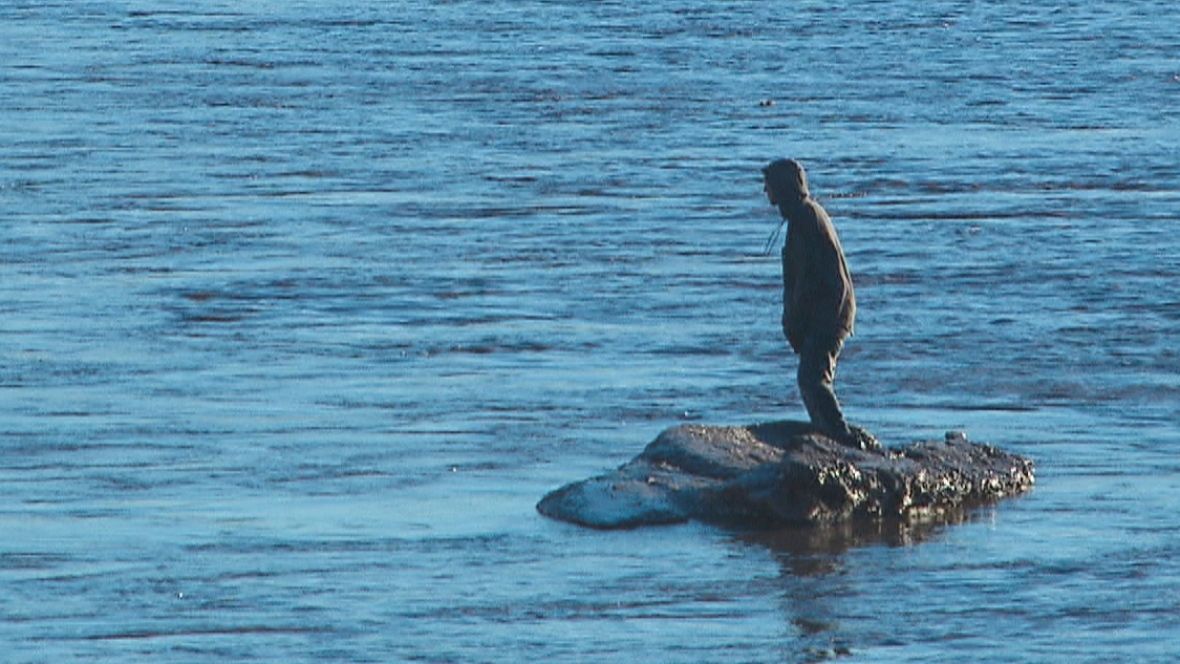 Man stuck on ice floe in NB river