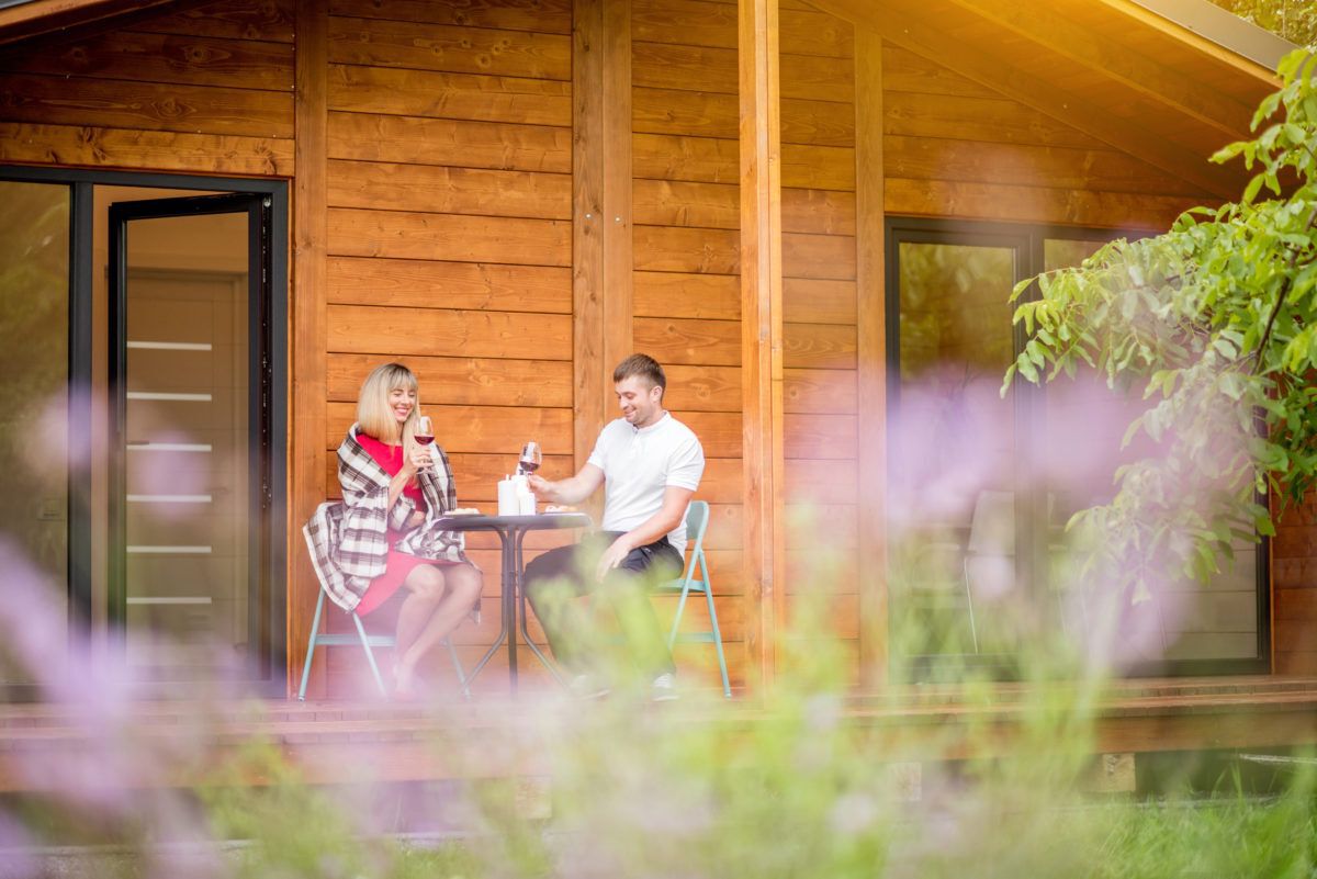 young-couple-drinking-wine-at-the-cottage