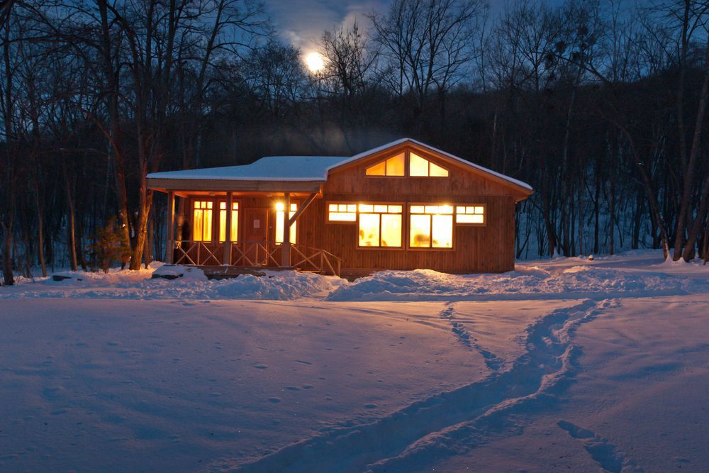 cabin-in-the-snowy-woods-at-night