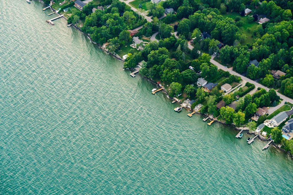 Houses in residential suburbs by the lake, Toronto, Ontario, Canada