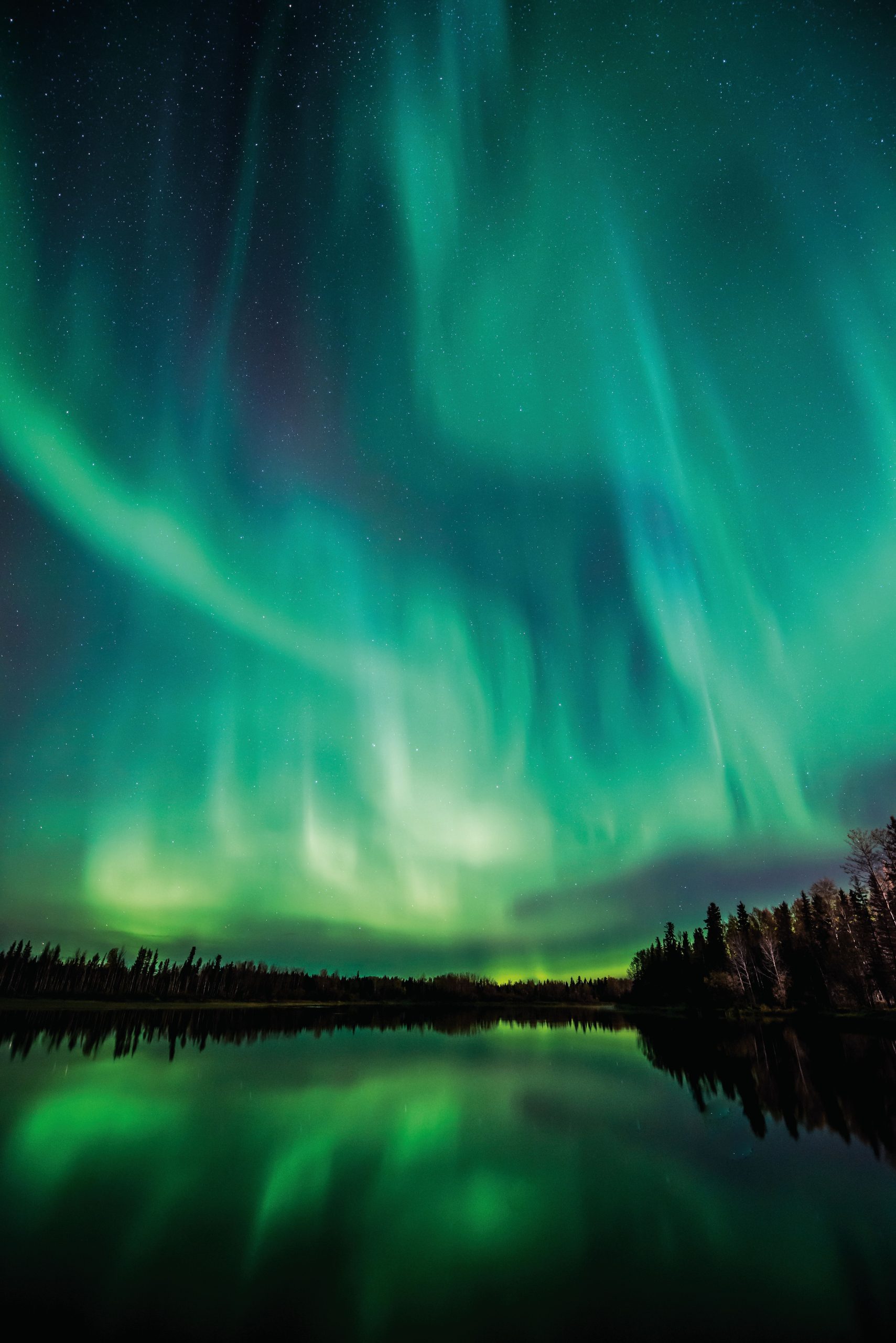 northern-lights-over-a-lake