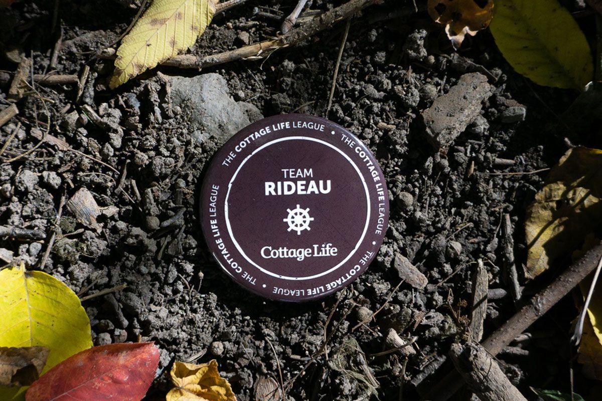a button with Rideau on it