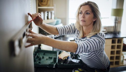 woman-using-spirit-level