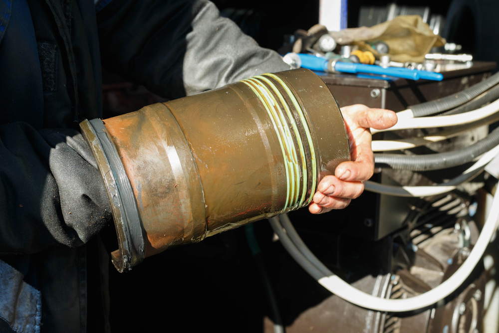 Preparation of the diesel generator set liner before installation.