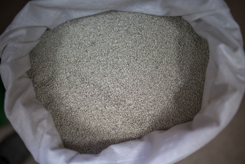 packing cat's filler for the toilet, sand or biological wood pieces absorbing the smell for hygiene of the cat tray, pour it with a shovel from a large bag, the scooped out, emergencies