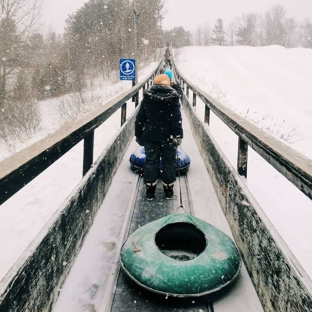 people snow tubing