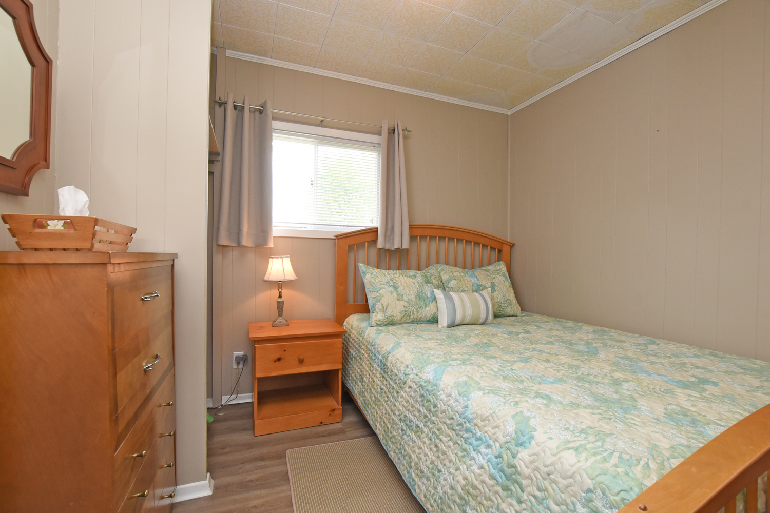 Bedroom with Queen Bed.