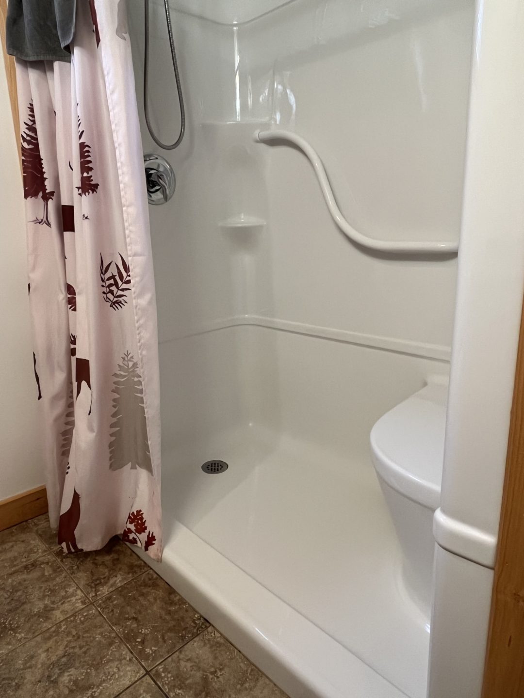 Wheelchair-accessible three-piece bathroom.