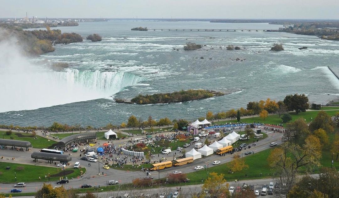 A wide shot of the Niagara falls landscape and the marathon event.
