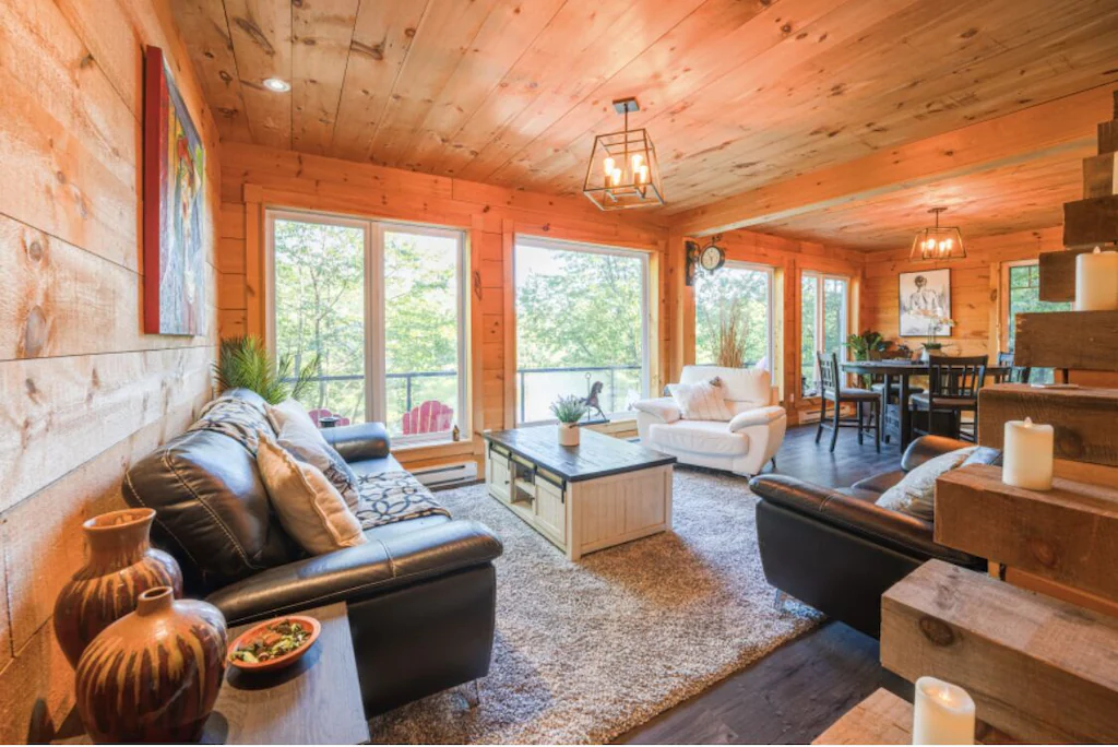 Room overlooks the deck overlooking the lake
