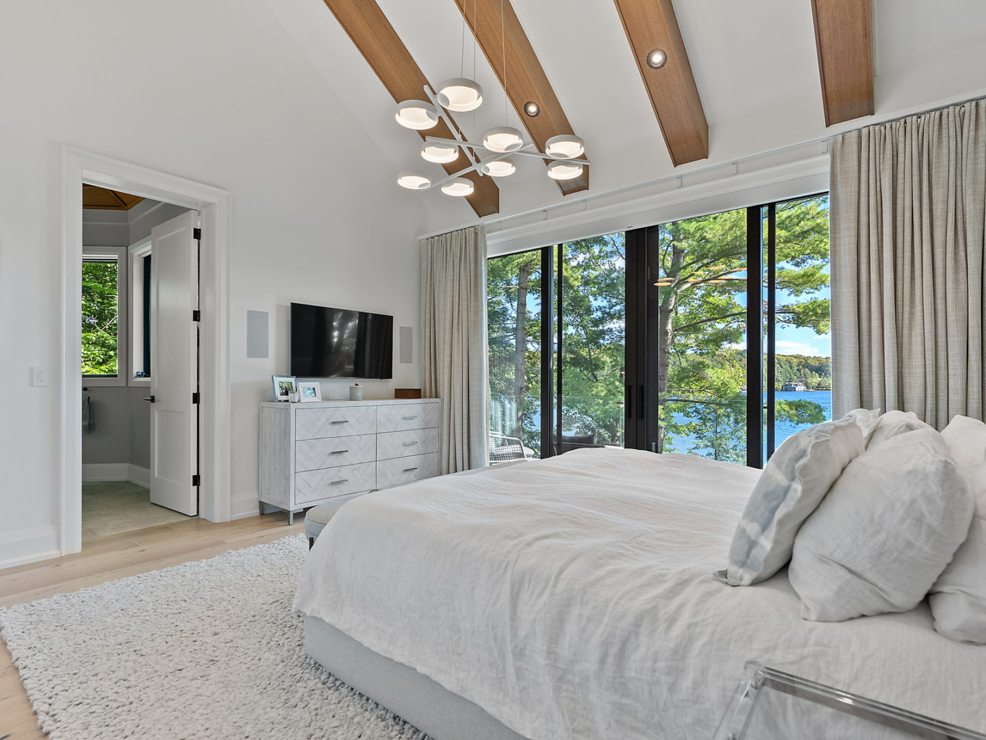Bedroom with view of the lake