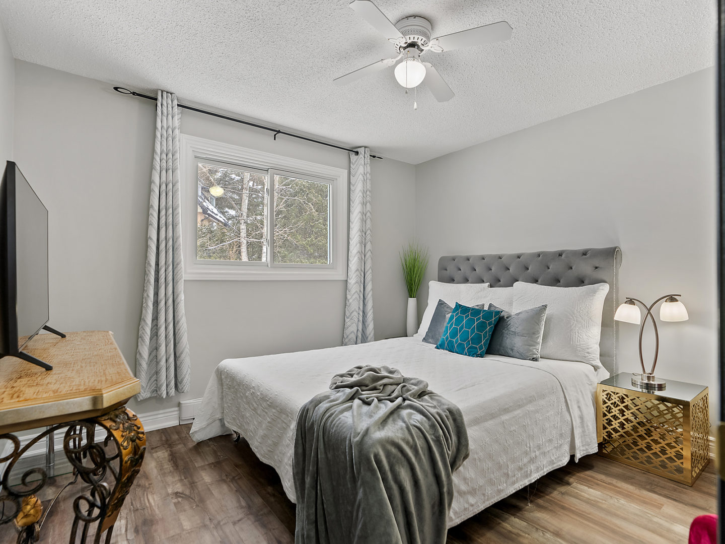 A nice-sized bedroom with a big bed and a window.
