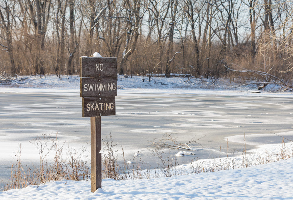 No skating sign at pond