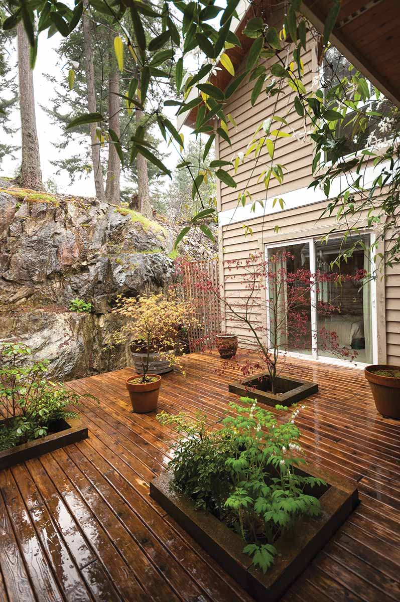 Deggan's cedar deck with inset planters