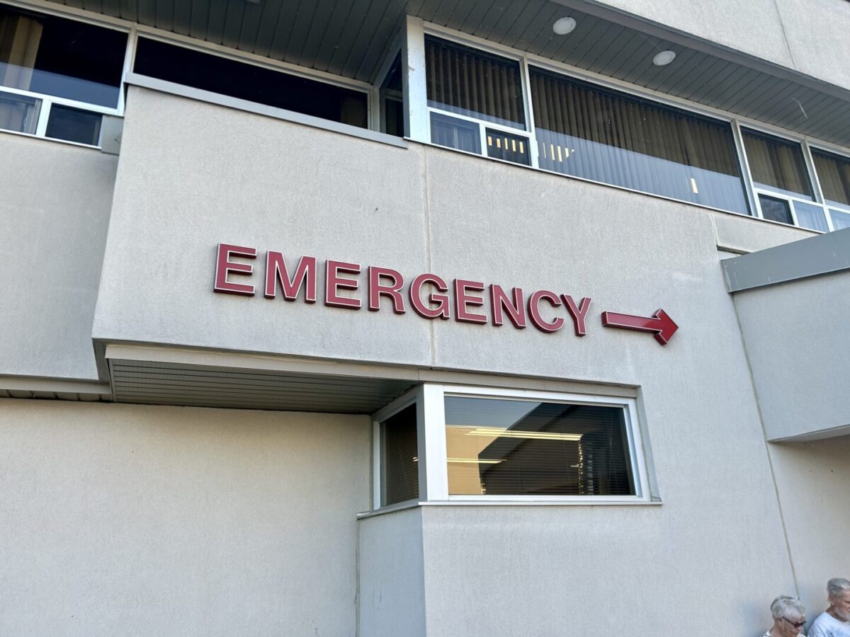 Minden ER wall with Emergency written in capital red letters, arrow pointing right