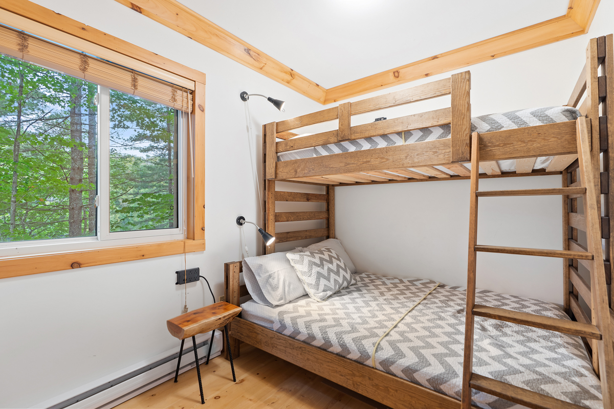 A small bedroom with bunkbeds.