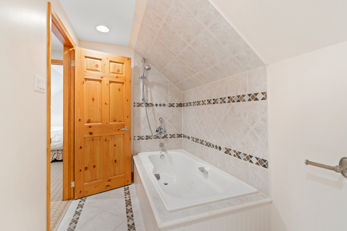 An ensuite bathroom with a shower-tub combo.