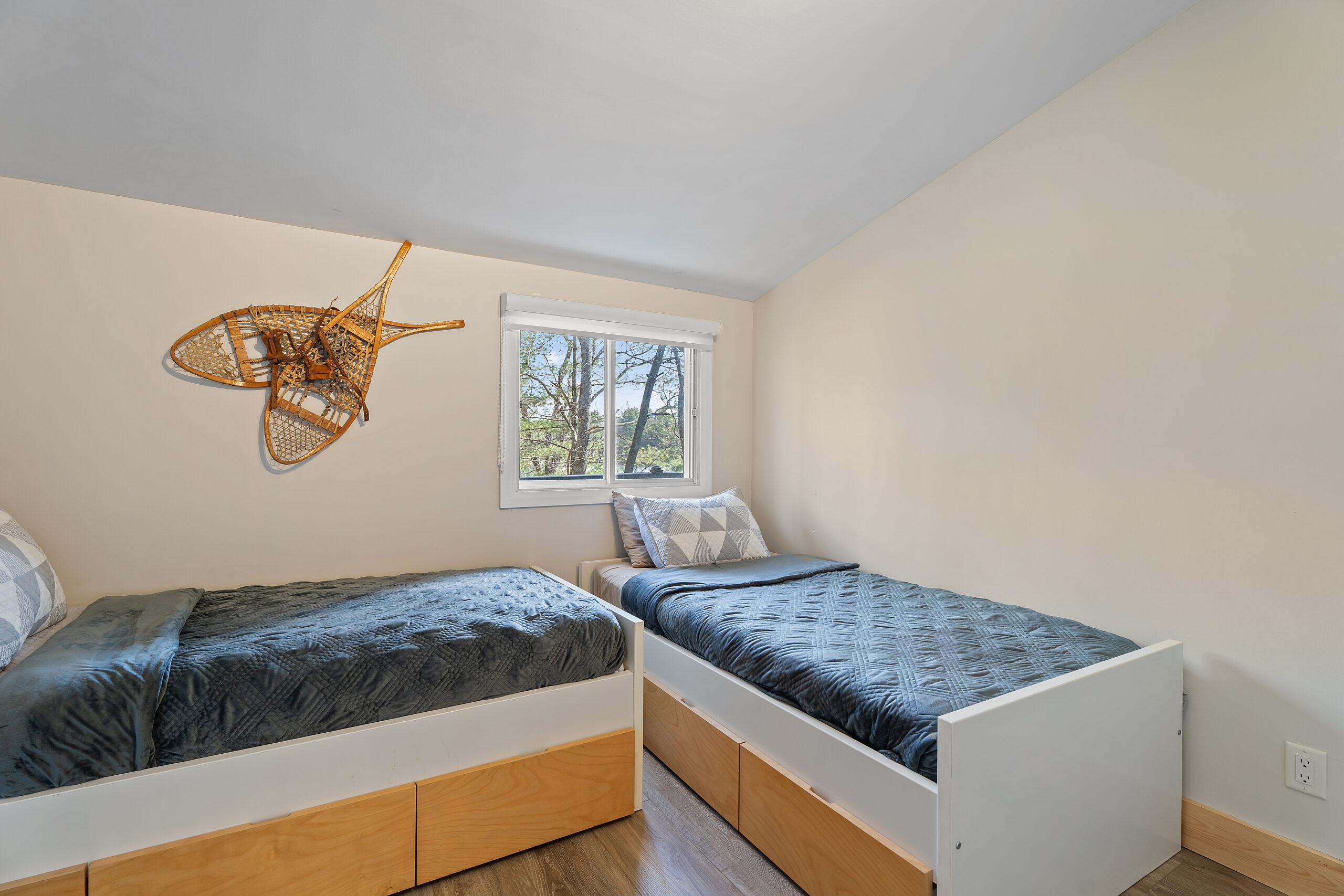 Twin beds face each other in an L shape