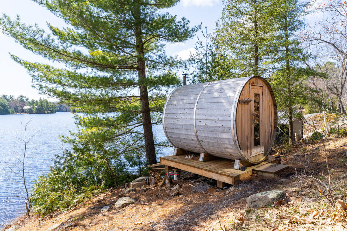 Side view of the barrel-shaped sauna