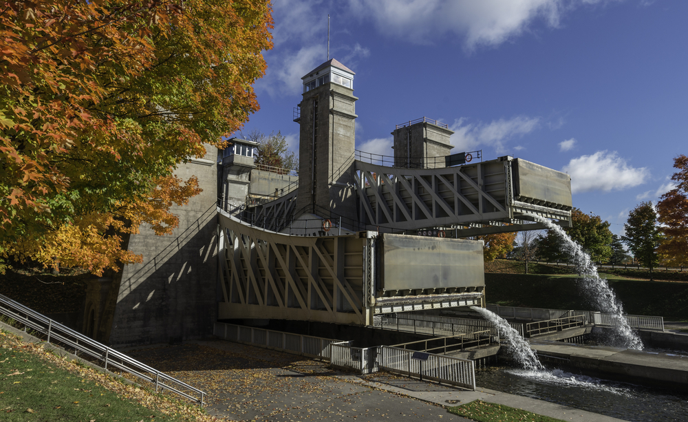 Lift lock with water spilling out