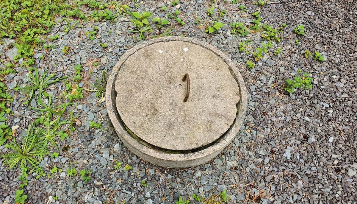 Cement lid to well