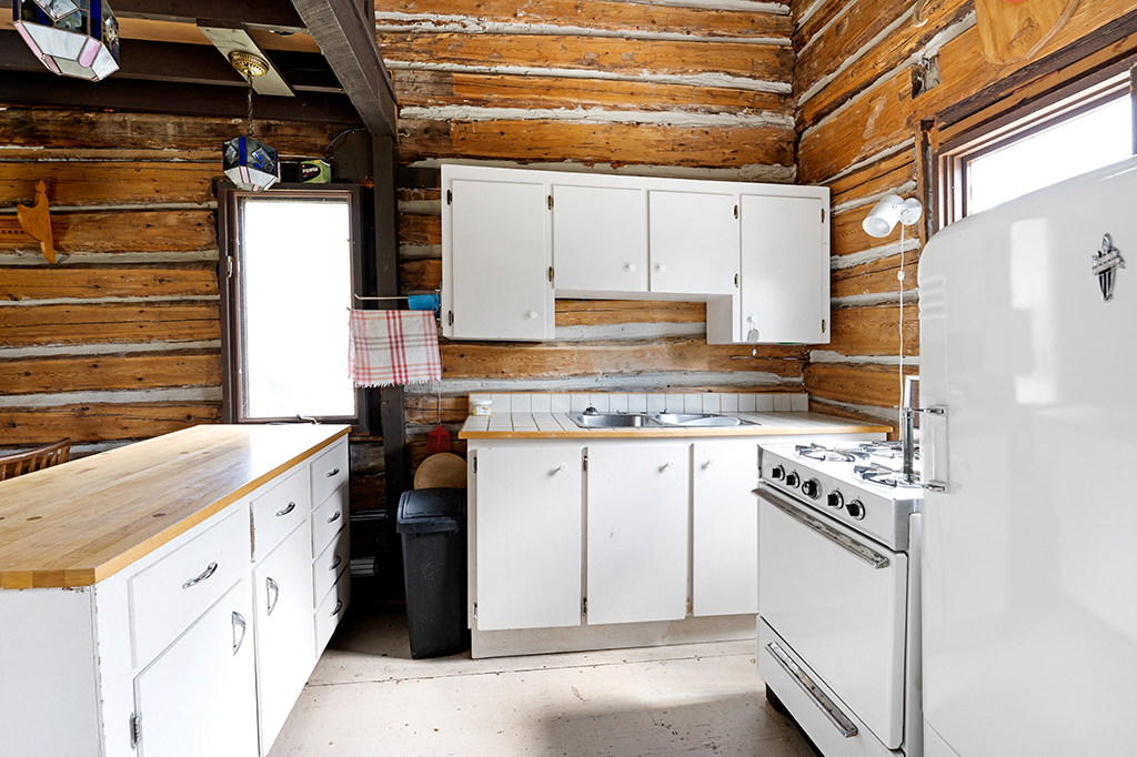 A small kitchen with white cabinets