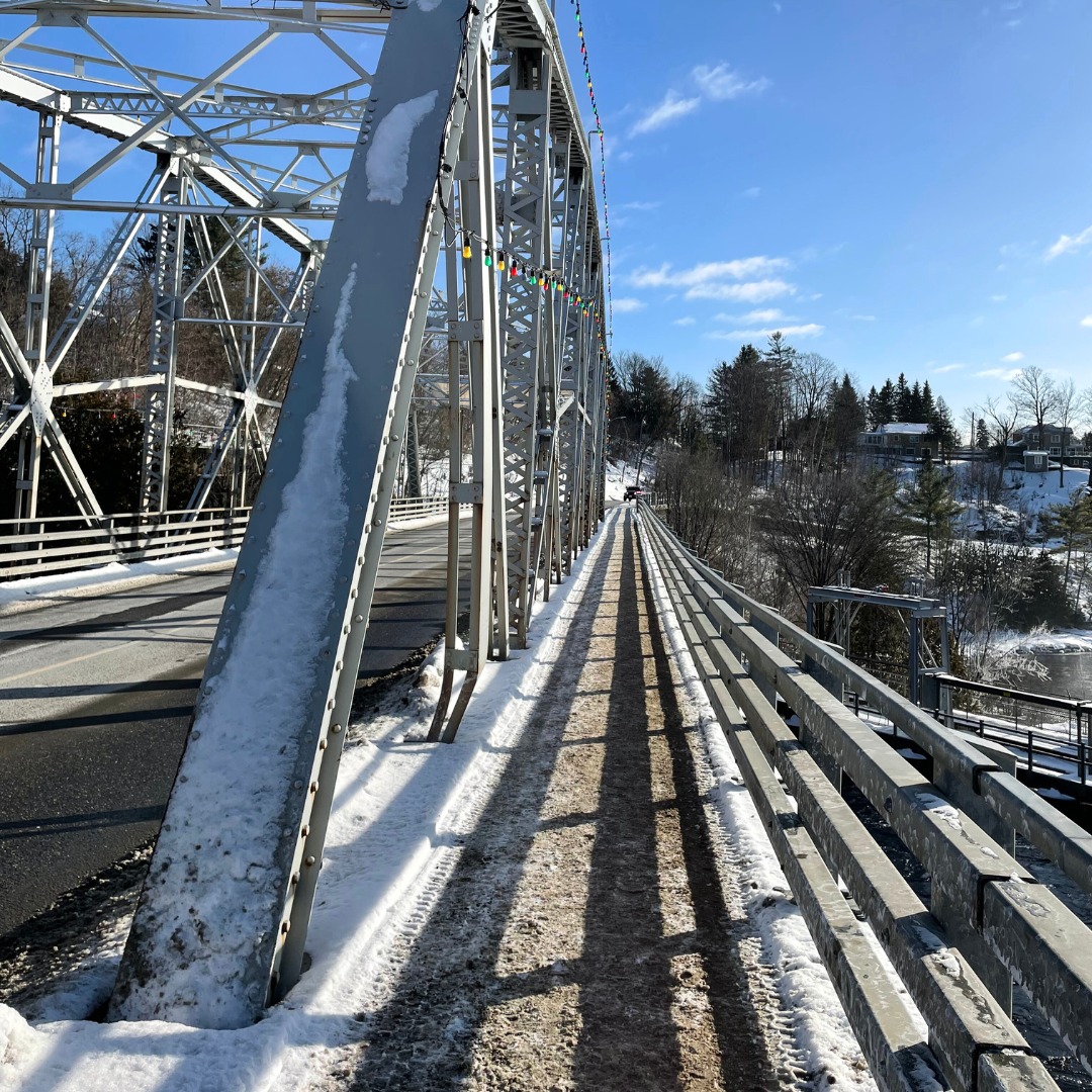 a photo of a metal bridge
