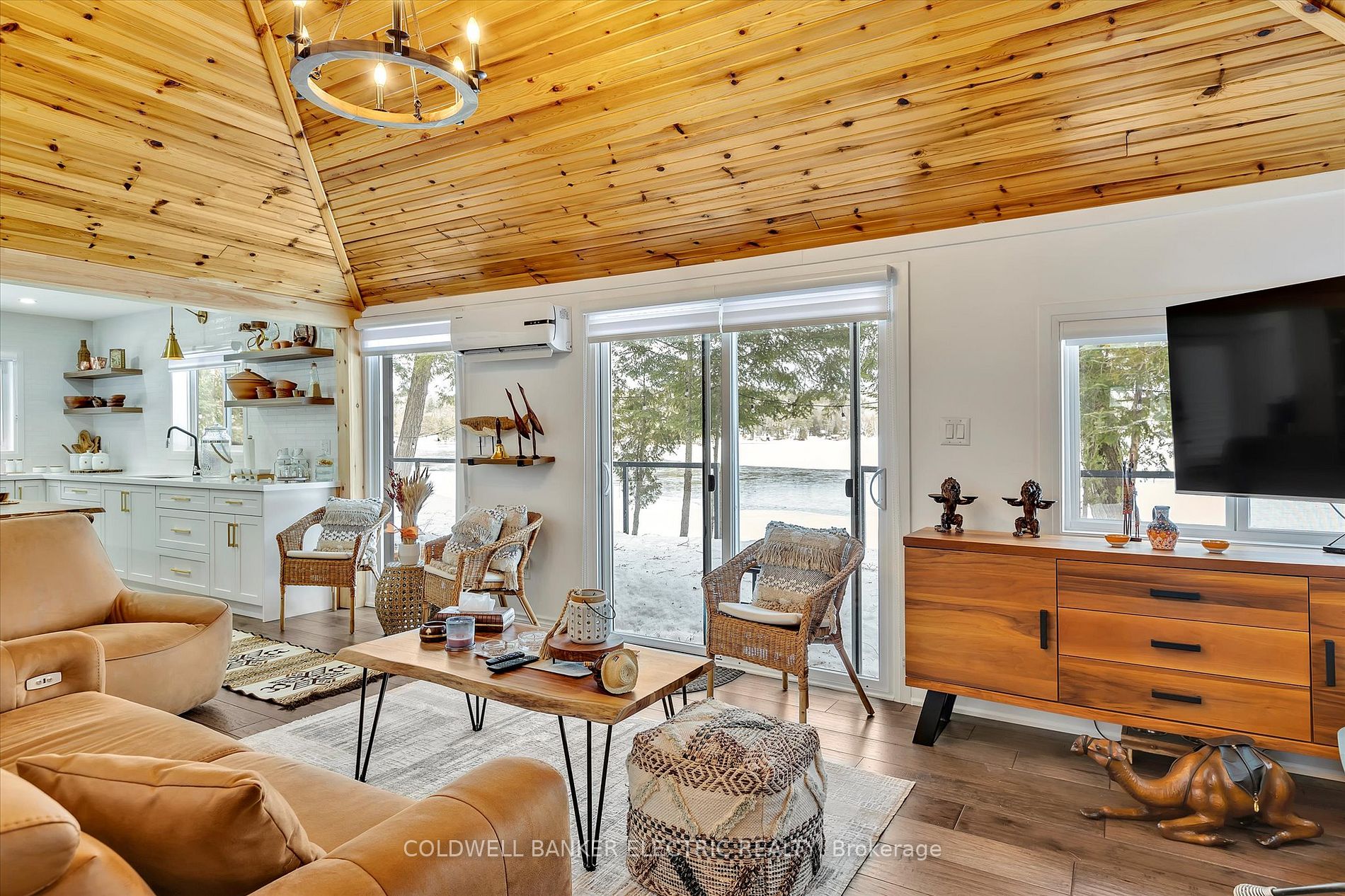 Beautiful wood-paneled ceiling and stylish décor