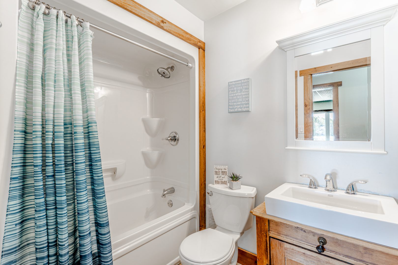 A white bathroom with a built-in bath/shower