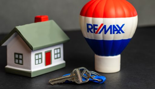 Re/Max balloon next to a house and a set of keys