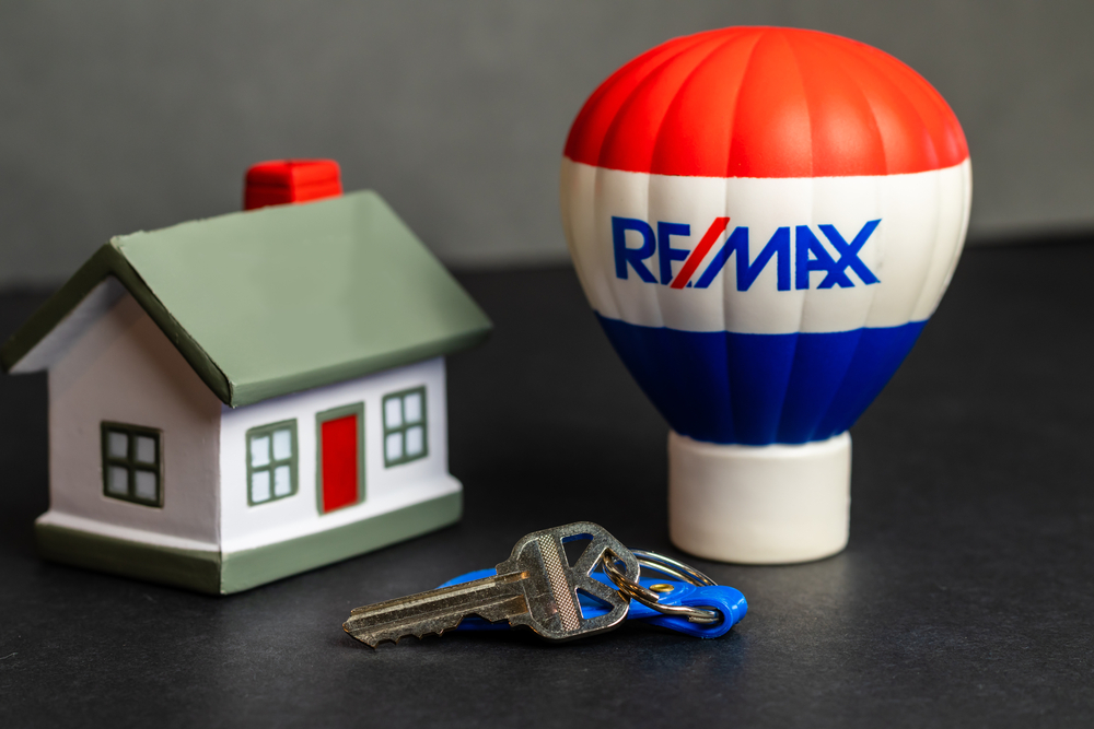 Re/Max balloon next to a house and a set of keys